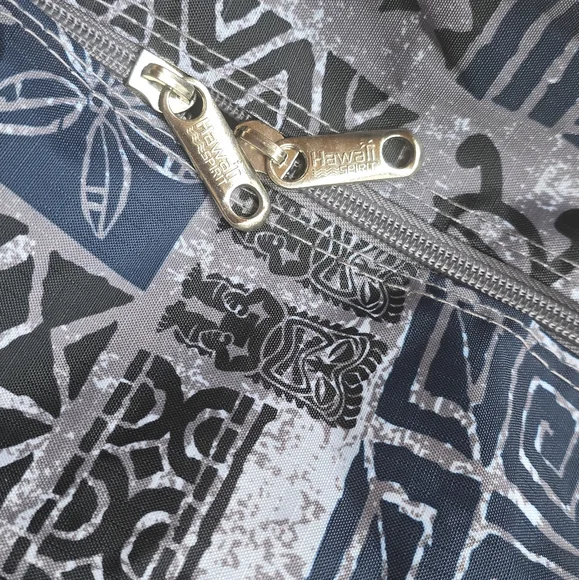 NWT Hawaii Spirit soft luggage bag with double zip extenders and swivel wheels. - Picture 8 of 13